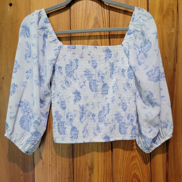 Elegant Blue Floral Blouse - Picture 2 of 9